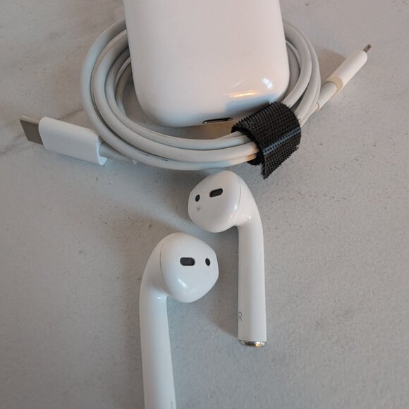 Apple AirPods 2nd Generation with Charging Case - White - Picture 6 of 11